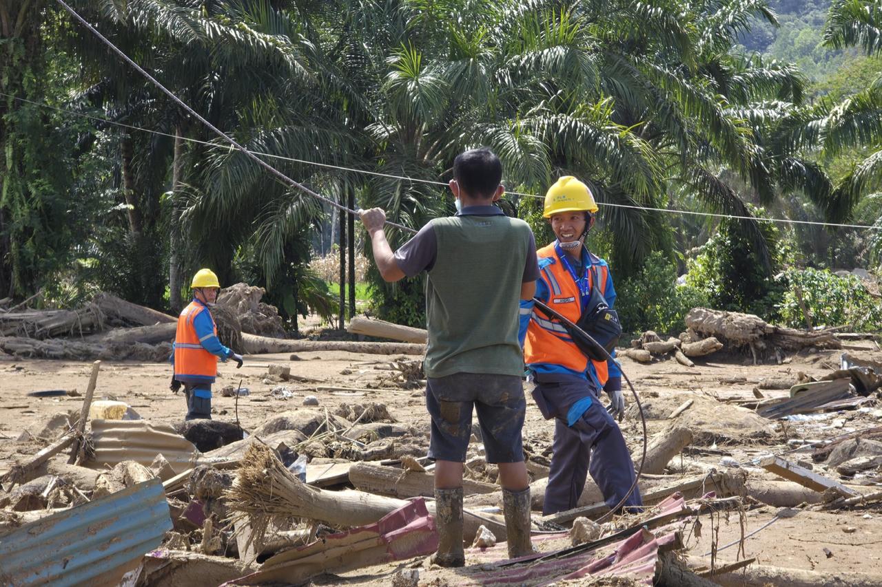 ANTUSIAS: Masyarakat sekitar tampak antusias dan turut membantu proses pemulihan kelistrikan pascabencana oleh PLN.
