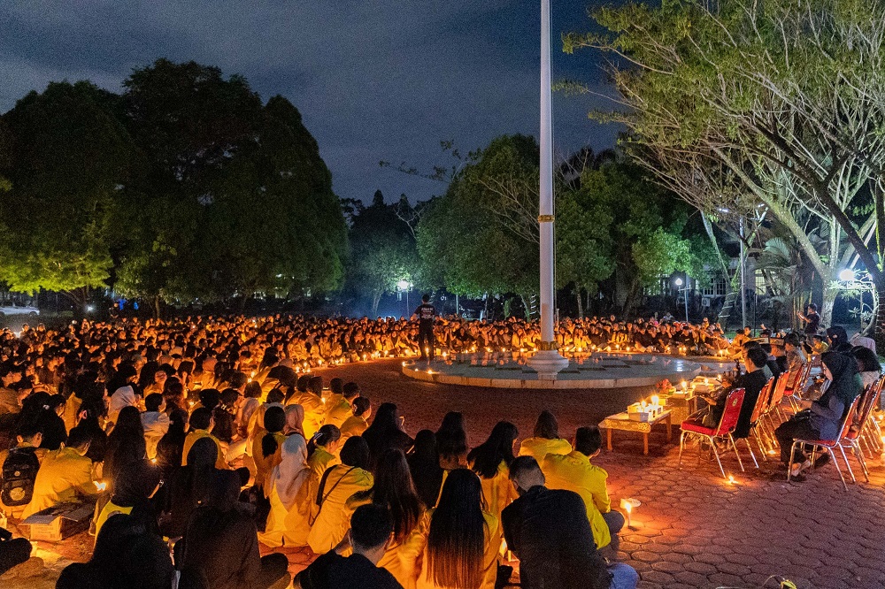 Aksi 1.000 lilin di halaman Rektorat UPR, Palangka Raya, Kamis (4/11/2025). RAJIB RIZALI/ANTARA
