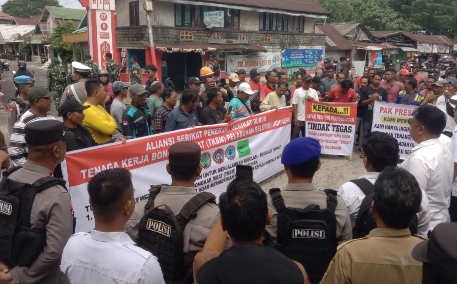 Aksi massa di kantor KSOP Sampit.MIFTAH/KALTENG POS
