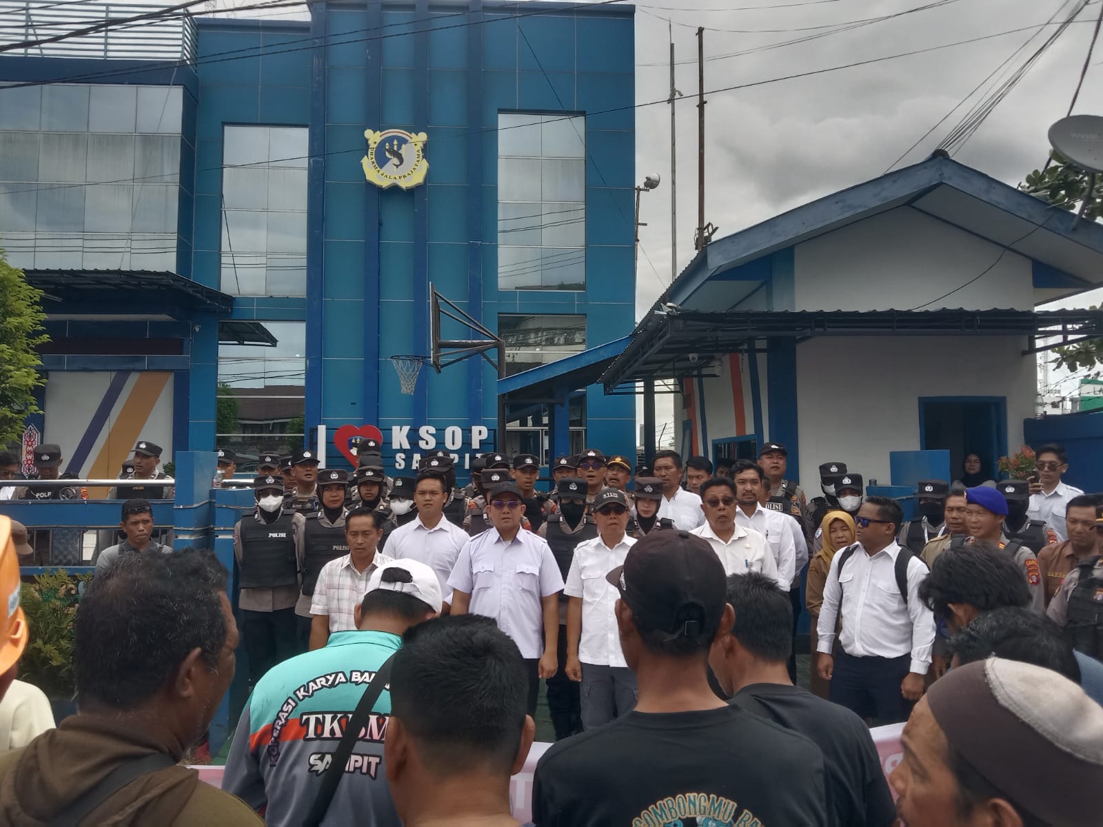 Aksi massa di kantor KSOP Sampit.MIFTAH/KALTENG POS