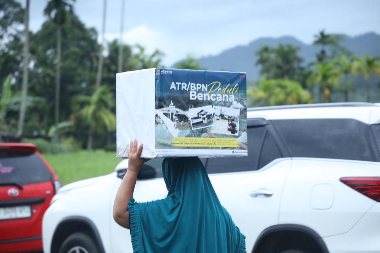 Menteri Nusron Wahid turut menyalurkan bantuan korban bencana alam di Kabupaten Agam. ATR/BPN.