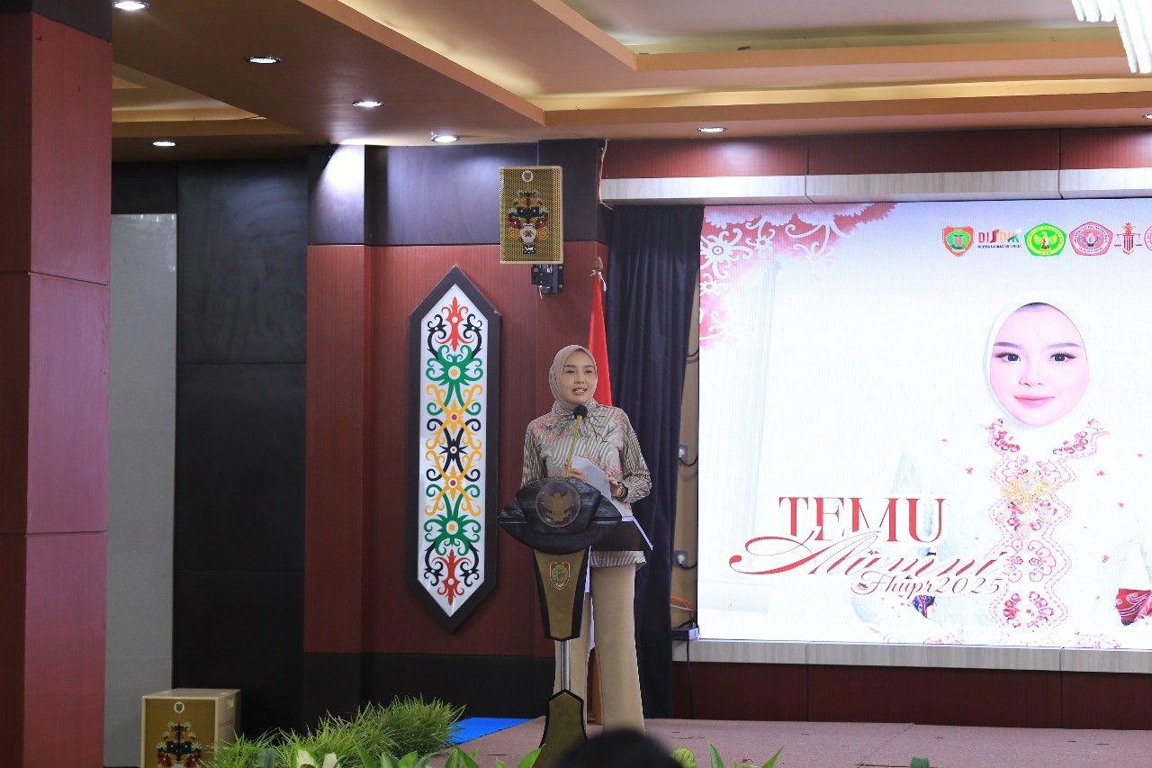 Ketua TP-PKK Kalteng, Aisyah Thisia Agustiar Sabran saat sambutan di Aula Jayang Tingang Kantor Gubernur Kalteng.