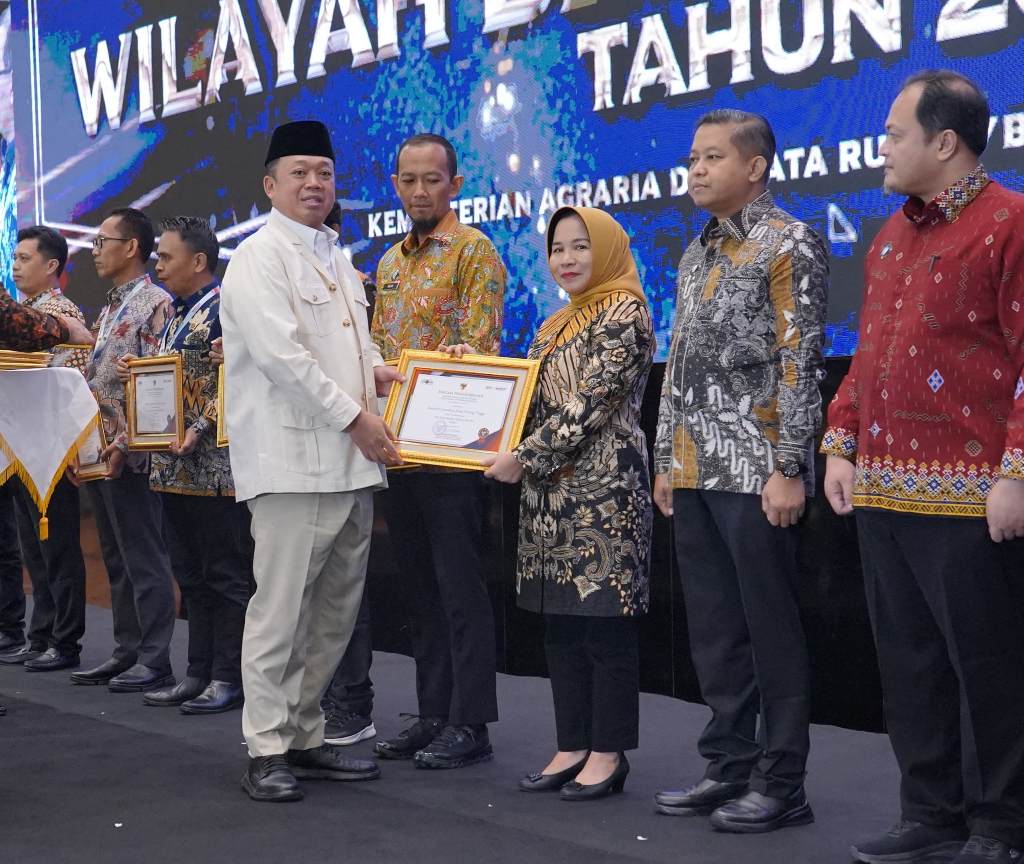 Menteri Nusron serahkan penghargaan predikat WBK kepada 24 Satuan Kerja di Jakarta. HUMAS