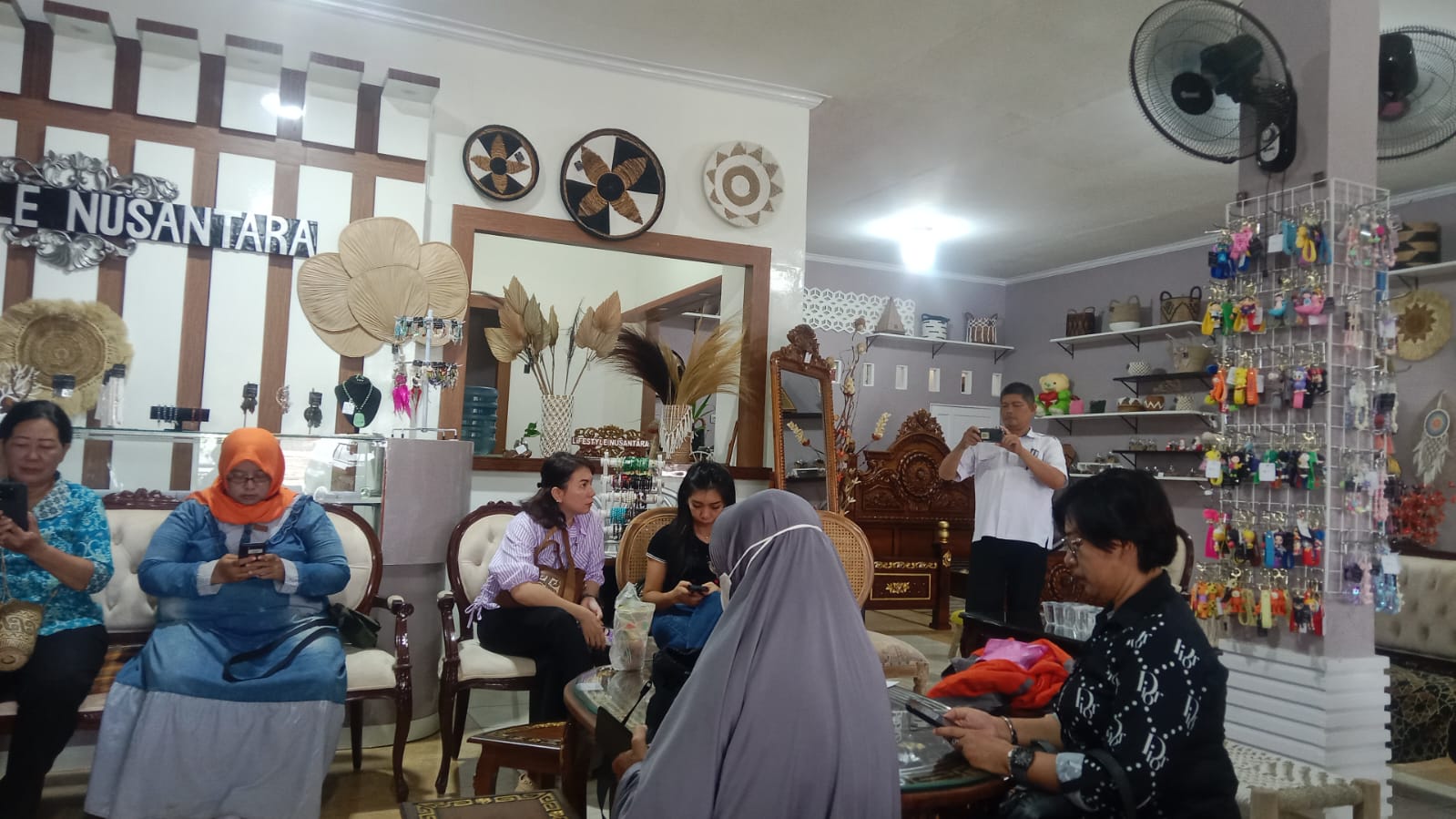 Peserta kegiatan saat menunggu paparan materi teknis kurasi serta perbaikan produk sesuai kebutuhan pasar global.