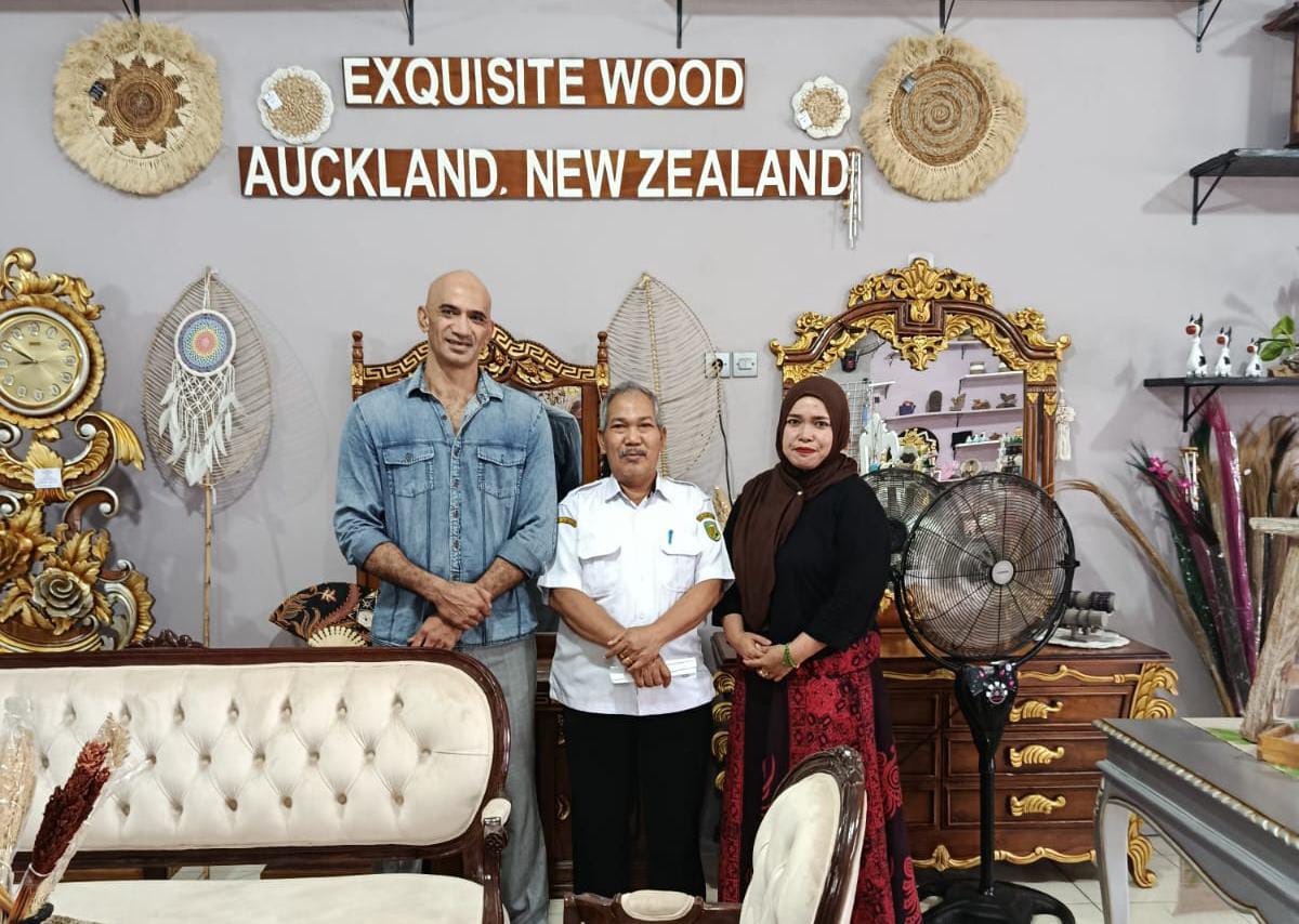 Kabid Perindustrian DPKUKMP Palangka Raya Margalis bersama buyers ekspor pasangan Mr Siddiq dan Nisa usai menyampaikan materi.HUMAS