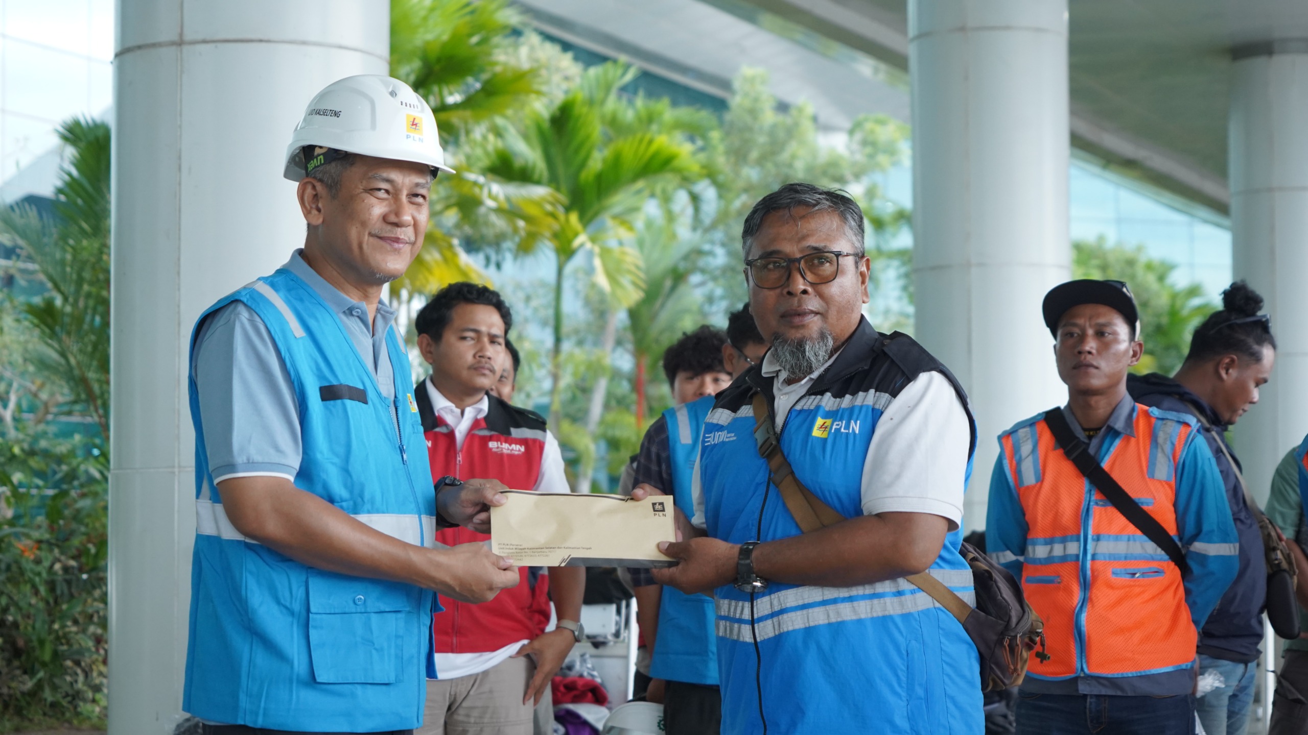 Senior Manager Keuangan, Komunikasi dan Umum, Faharudin Fajar, memberikan surat tugas kepada koordinaor tim relawan kelistrikan PLN UID Kalselteng yang akan berangkat ke Aceh.