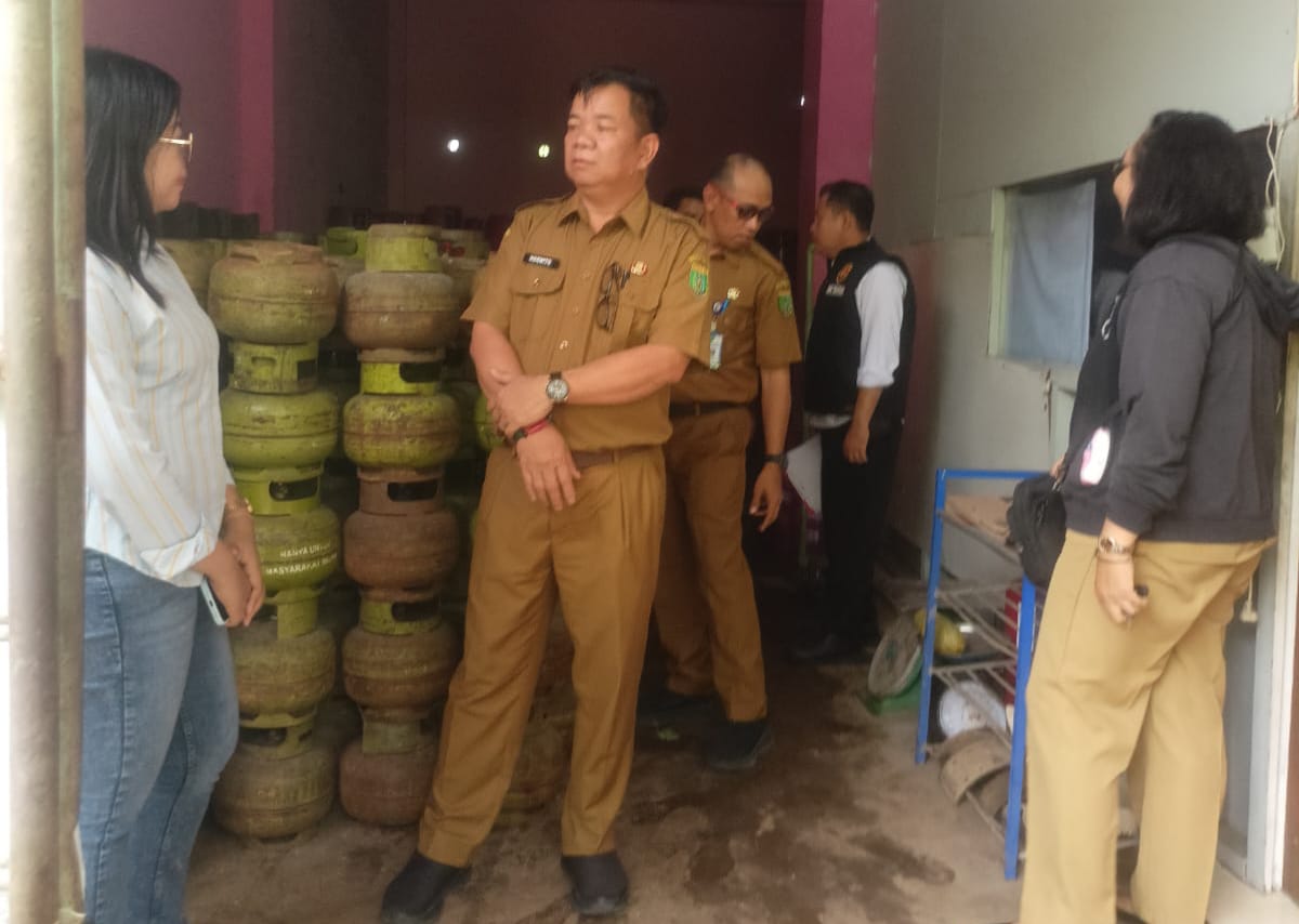 Asisten II Setda Barito Selatan sidak di pangkalan elpiji di Kota Buntok. DENAR/KALTENG POS