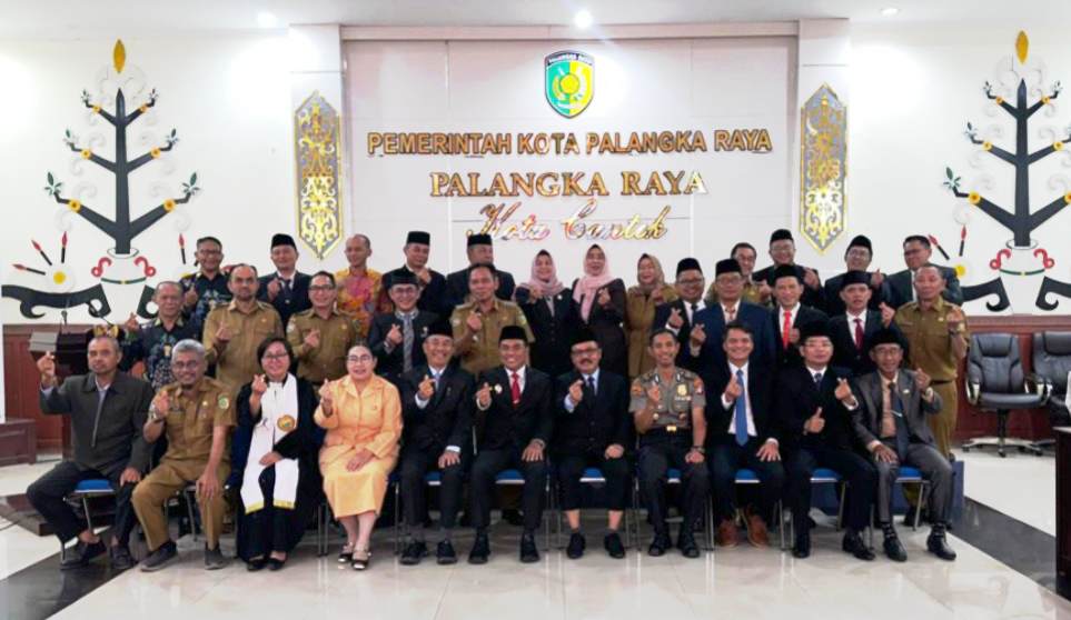Arbert Tombak bersama jajaran PD Kota Palangka Raya bersama usai pelantikan. BUDHI S PUTRA/ KALTENG POS