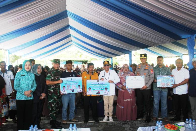 Pangdam XXII/Tambun Bungai mendampingi Gubernur Kalteng H. Agustiar Sabran meninjau penyaluran bantuan pangan