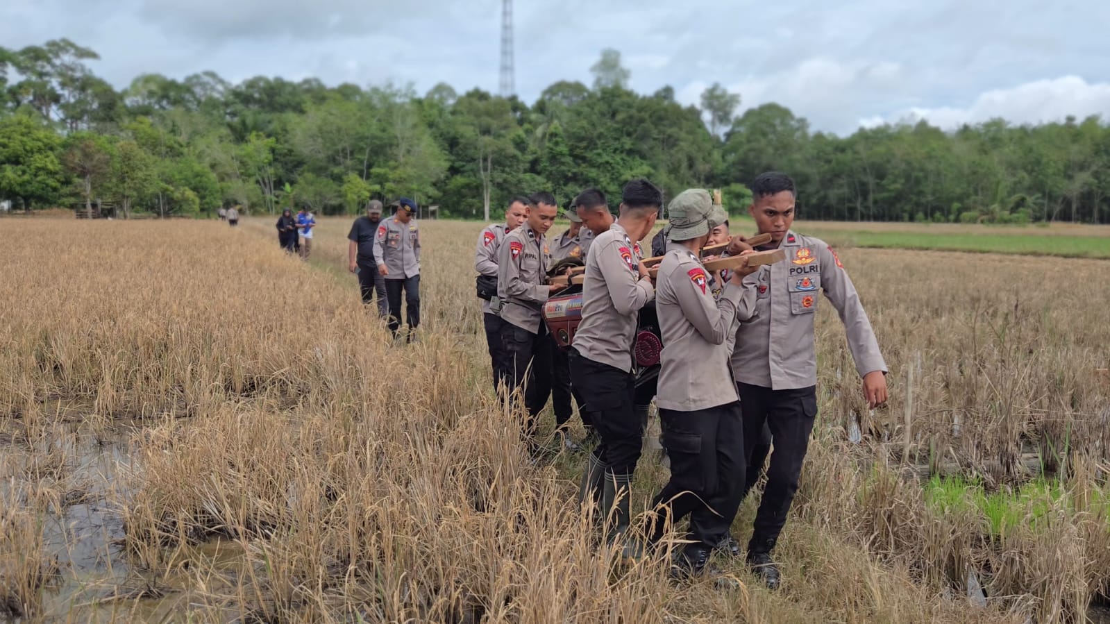 Brimob Kalteng bantu buat jembatan.