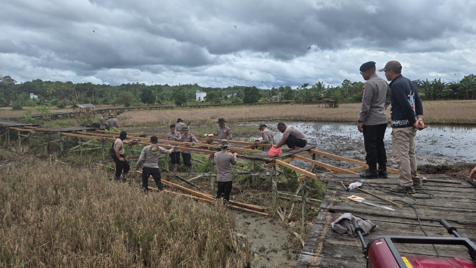 Brimob Kalteng bantu buat jembatan.