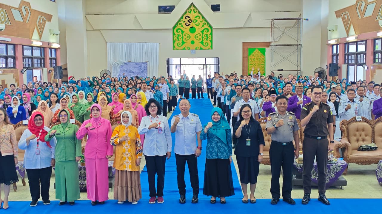 Bupati Barsel Eddy Raya Samsuri menghadiri pembukaan Rakerda TP-PKK. DENAR/KALTENG POS