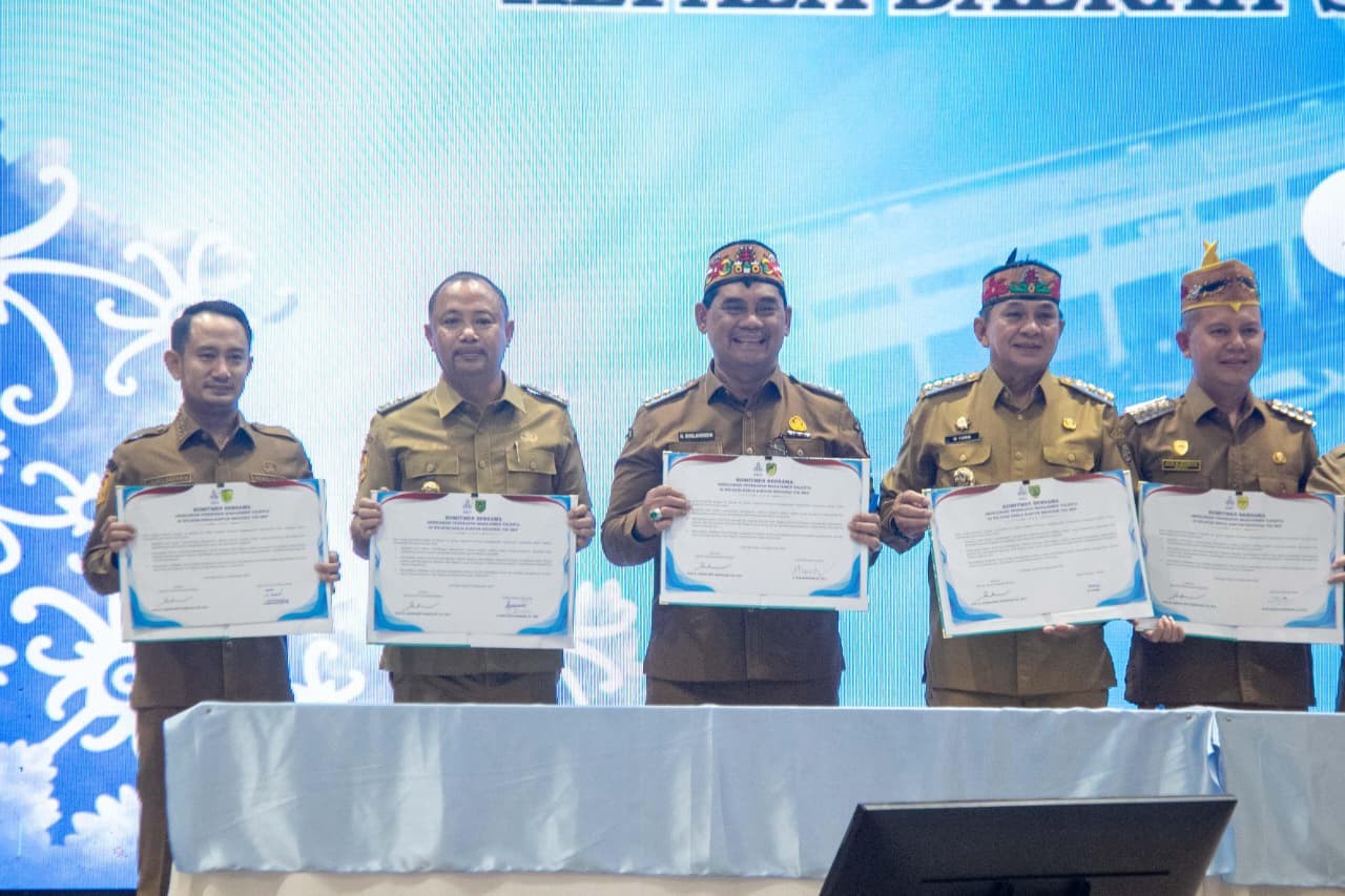 Wali Kota Palangka Raya, Fairid Naparin (kiri) menandatangani komitmen bersama kepala daerah. ARIEF PRATHAMA/ KALTENG POS