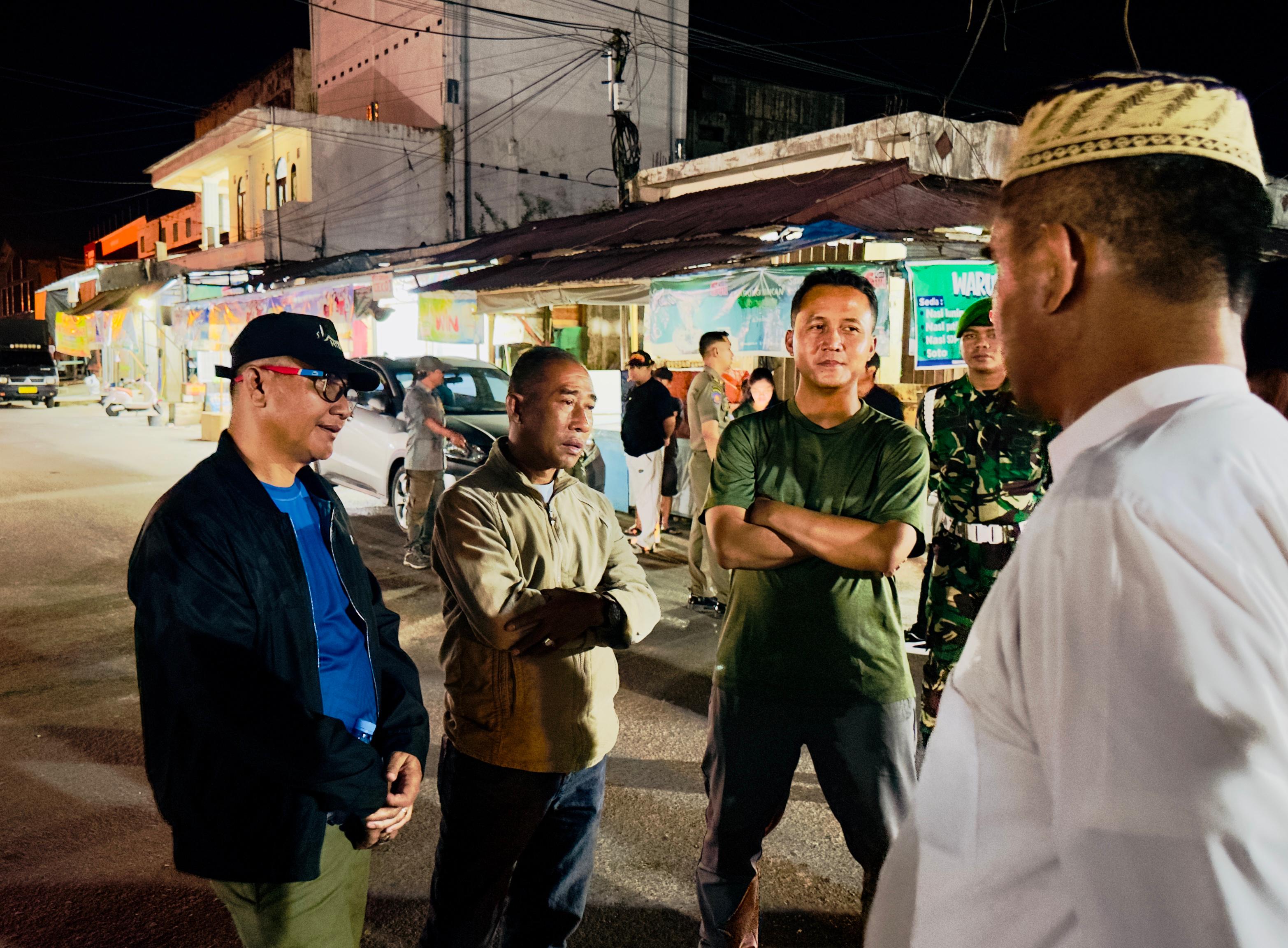 Plt Kadishub Kota Palangka Raya Hadi Suwondoyo bersama jajaran melakukan pemantauan langsung kondisi PKL dan parkir di kawasan Bali Indah.BUDHI S/KALTENG POS