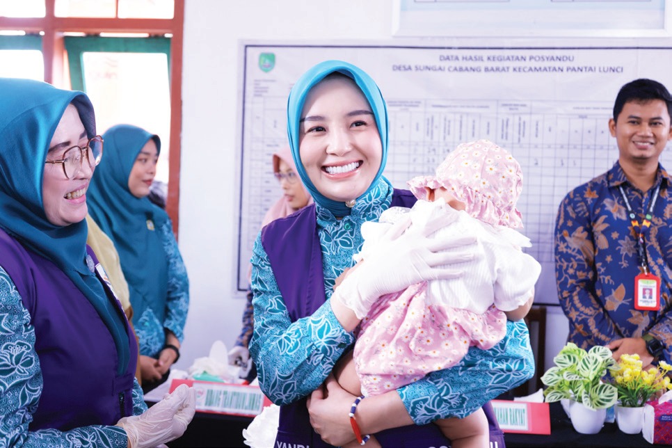 KUNJUNGAN: Ketua TP Posyandu Kalteng Ny Aisyah Thisia Agustiar Sabran meninjau implementasi Posyandu 6 Bidang SPM di Posyandu Melati Jaya, Desa Sungai Cabang Barat, Kabupaten Sukamara.
