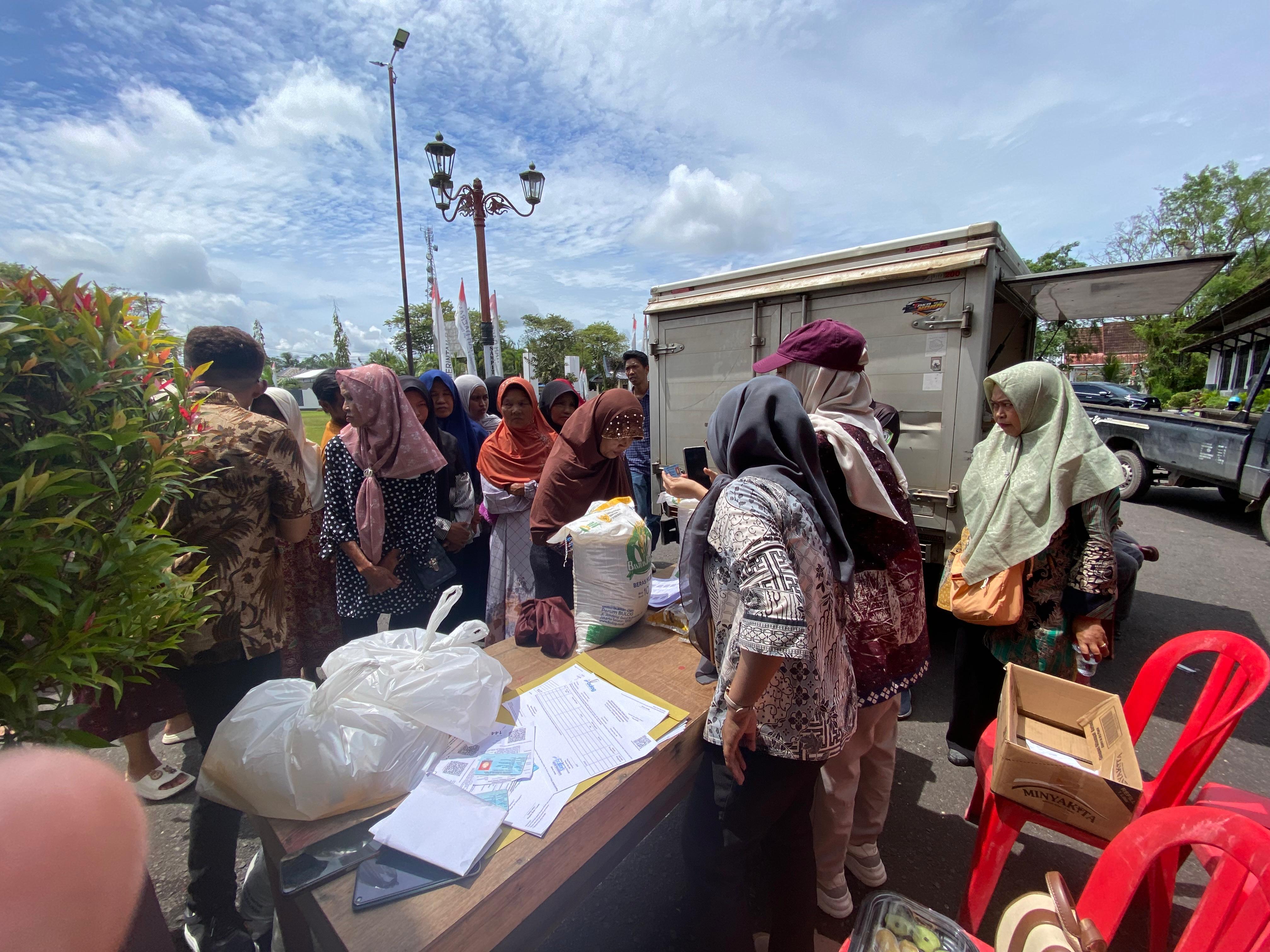 Penyaluran bantuan di Kotim.MIFTAH/KALTENG POS