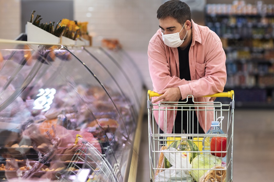 ILUSTRASI : Seorang pria berbelanja di supermarket. FREEPIK