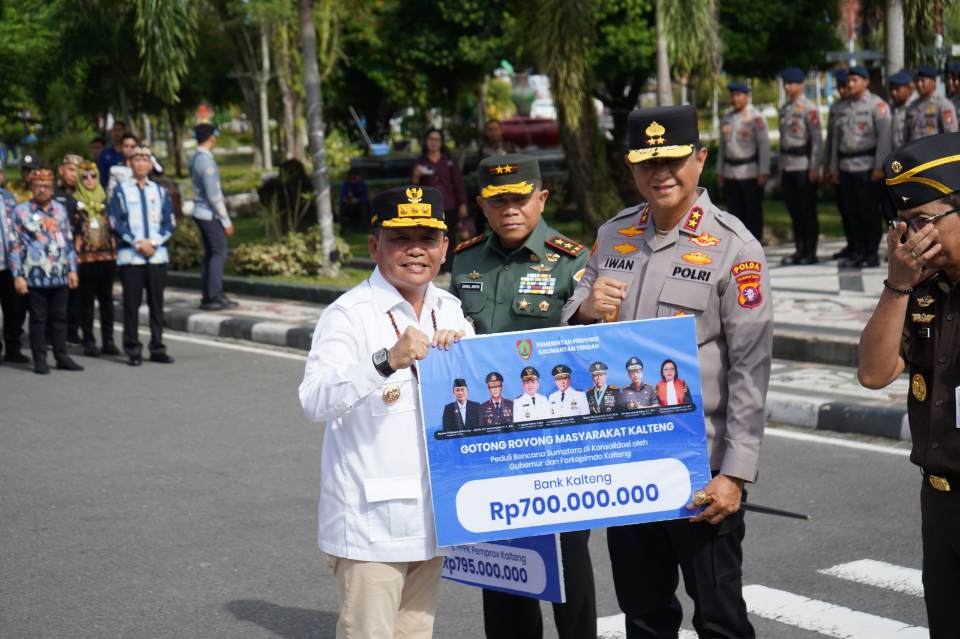 Simbolis penyerahan bantuan untuk korban bencana di Sumatera.HUMAS