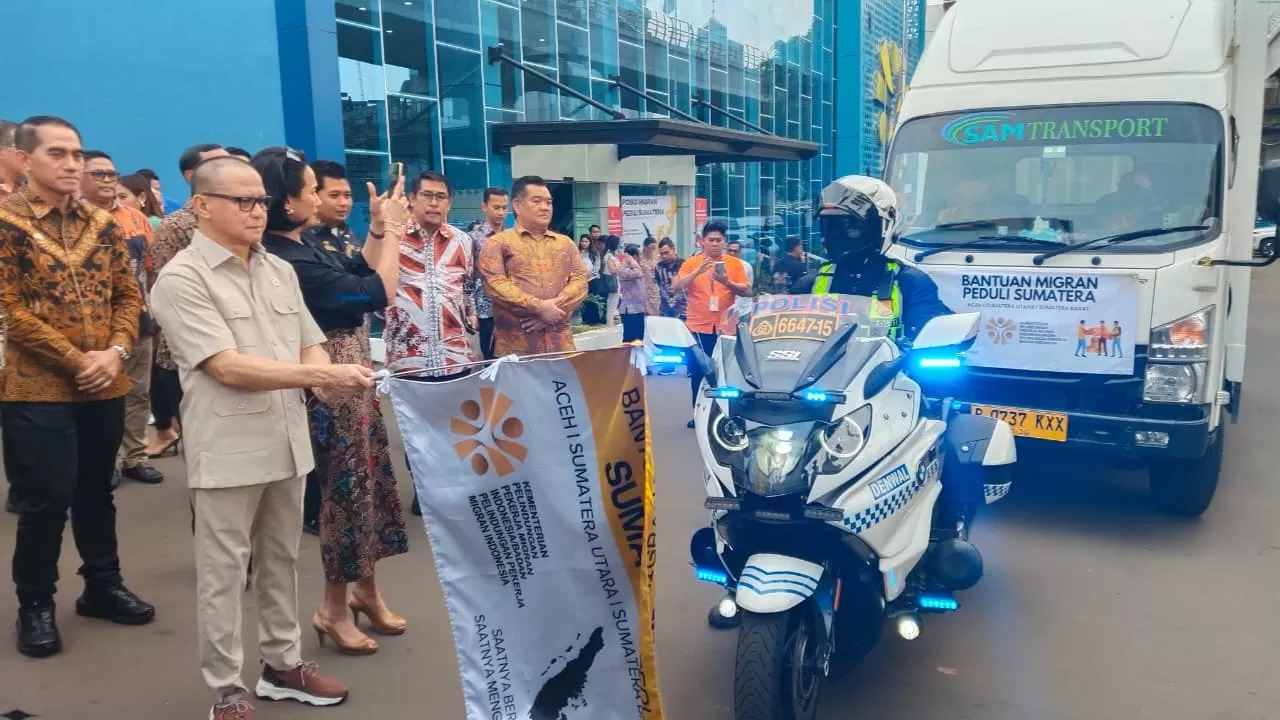 Menteri P2MI Mukhtarudin melepas pengiriman hasil donasi ke Sumatra.JAWA POS