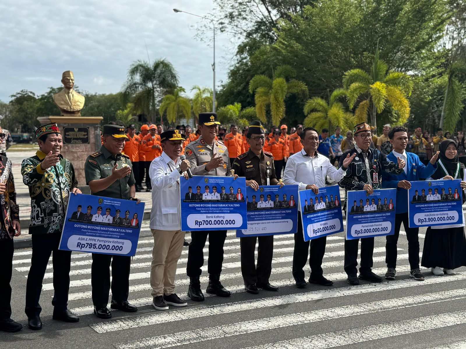 Bank Kalteng Peduli menyalurkan bantuan CAR senilai Rp700 juta untuk korban bencana alam di Aceh, Sumbar dan Sumut.