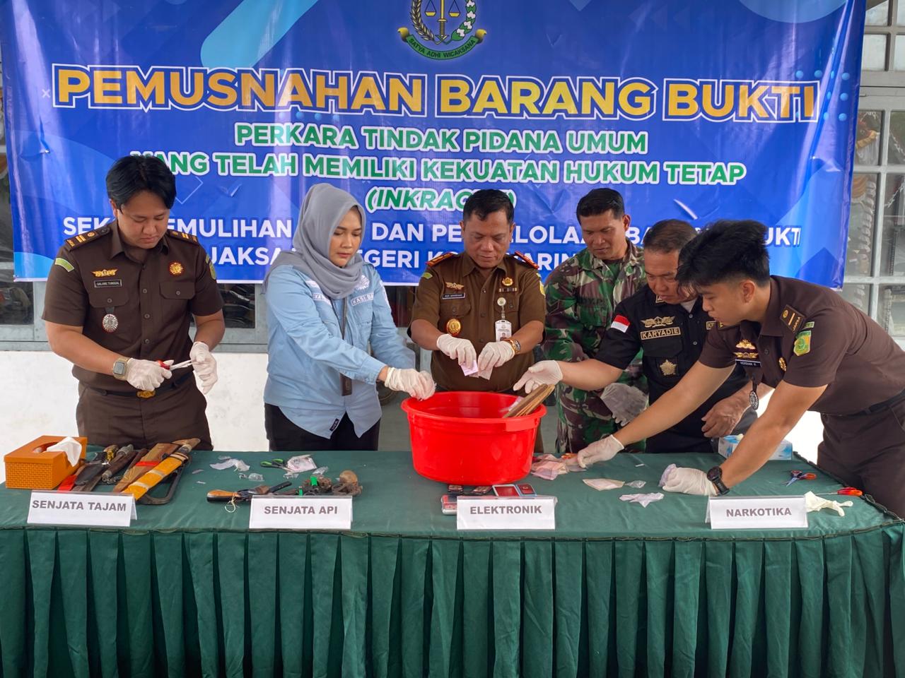 Pemusnahan barang bukti oleh Kejari Kotim.MIFTAH/KALTENG POS