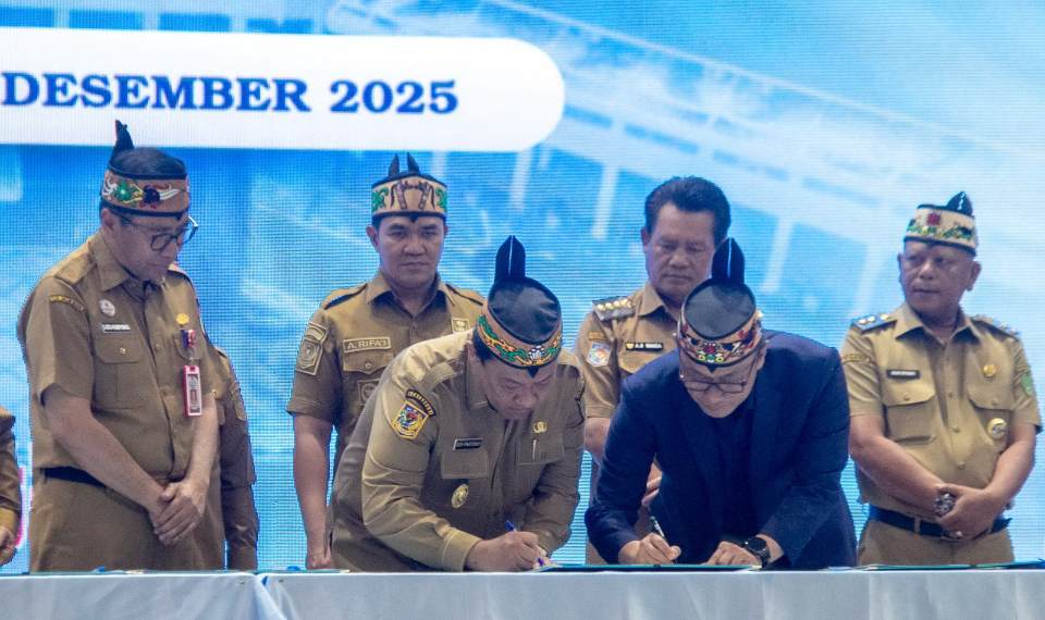 Kepala BKN Prof. Dr. Zudan Arif Fakrulloh memimpin penandatanganan komitmen. ARIEF PRATHAMA/KALTENG POS