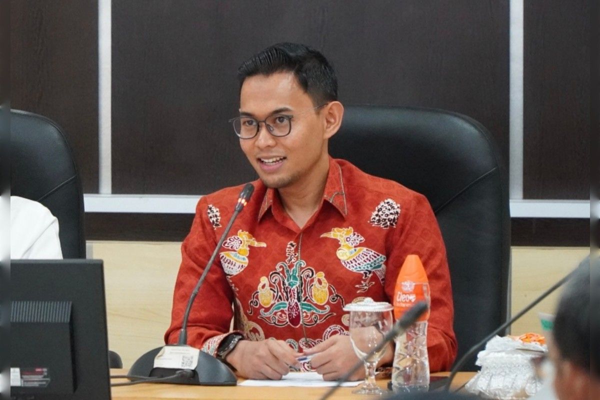 Kepala OJK Kalteng, Primandanu Febriyan Aziz dan data sebaran.RIFQI/KALTENG POS