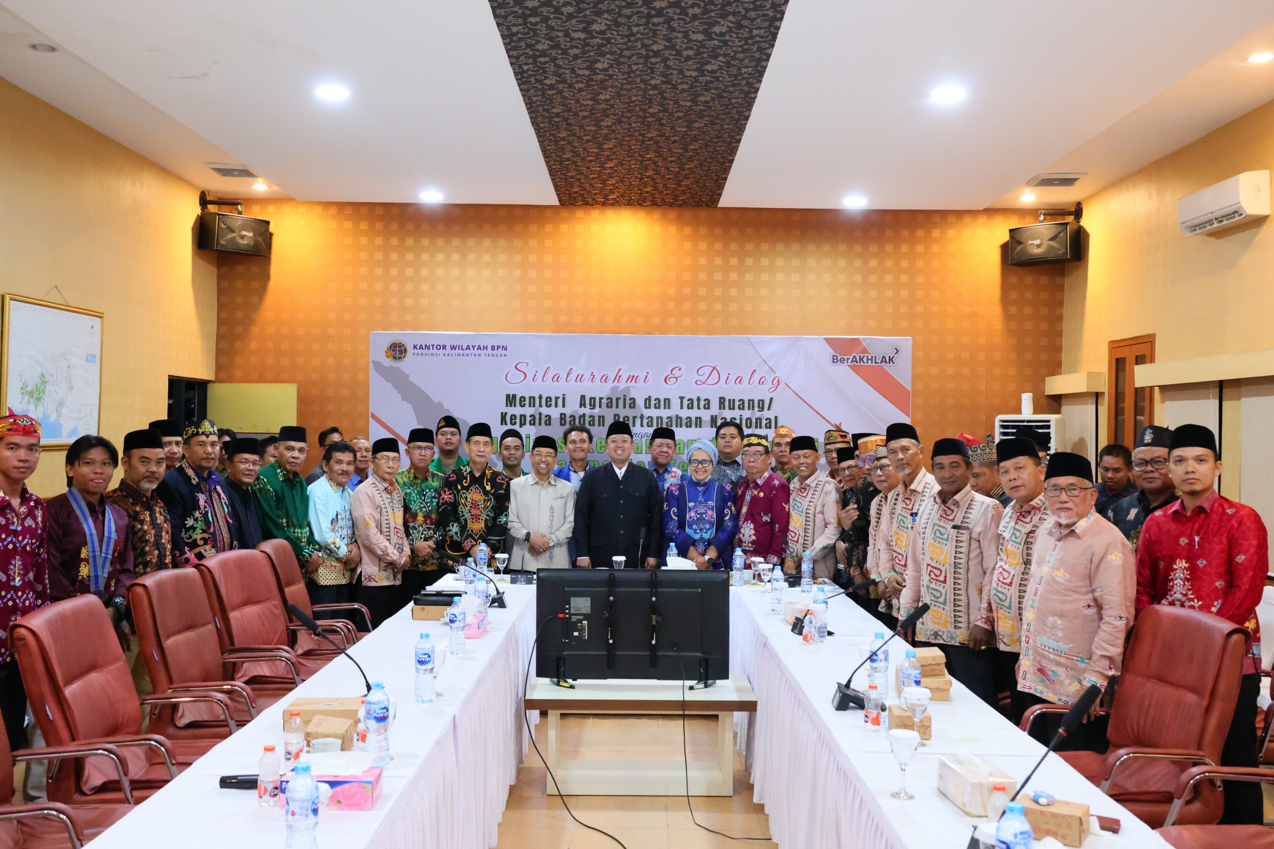 Mentri Nusron Wahid saat menghadiri pertemuan yang berlangsung di Kanwil BPN Kalteng.HUMAS