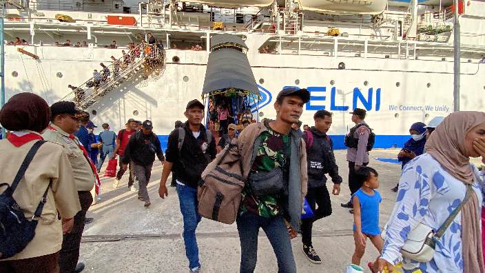 Penumpang turun dari kapal di Sampit.
