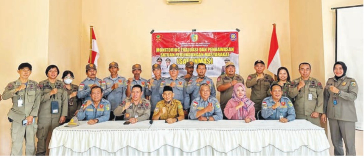 KOORDINASI DAN MONEV: Satpol PP Palangka Raya saat menggelar koordinasi dan monev di Aula Kecamatan Sebangau.