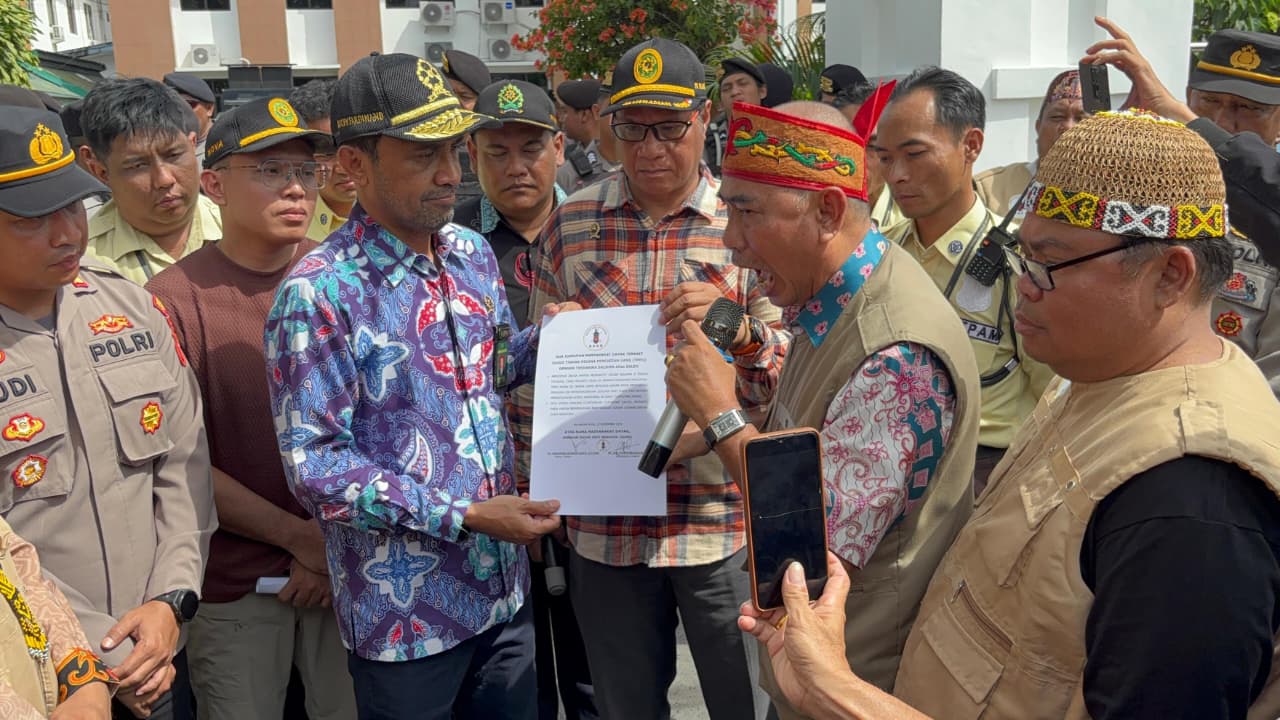 Aksi massa di Pengadilan Negeri Palangka Raya menuntut hukuman maksimal Saleh.RIFQI/KALTENG POS