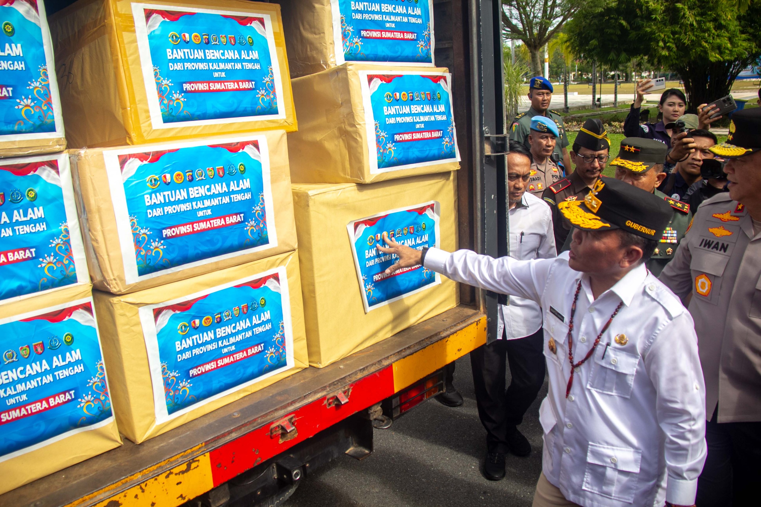 Gubernur Kalteng H Agustiar Sabran melihat paket bantuan untuk korban bencana di Sumatera. ARIEF PRATHAMA/KALTENG POS