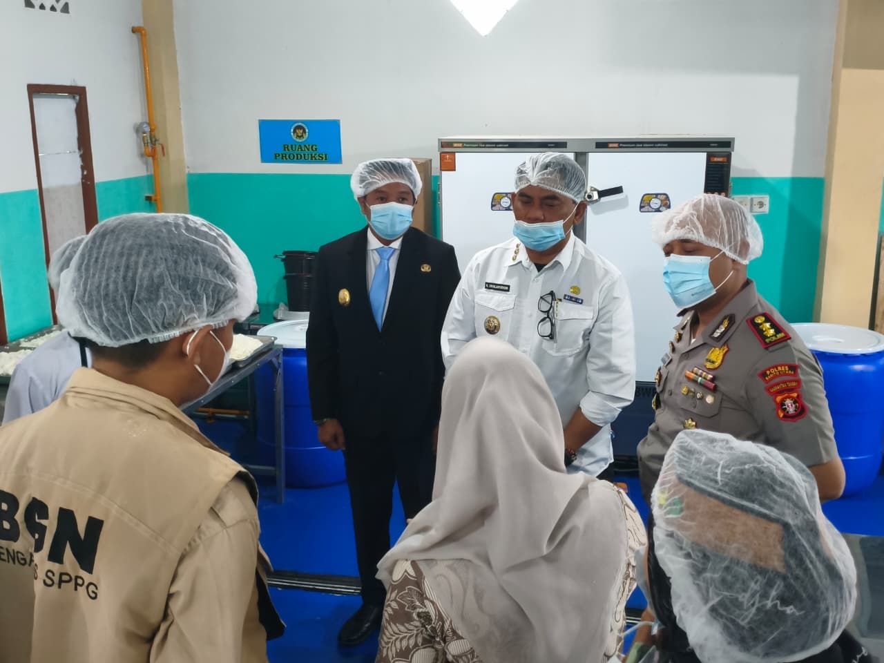 Bupati Barito Utara, H. Shalahuddin meninjau langsung operasional Dapur SPPG Melayu. RENO SAPUTRA/KALTENG POS
