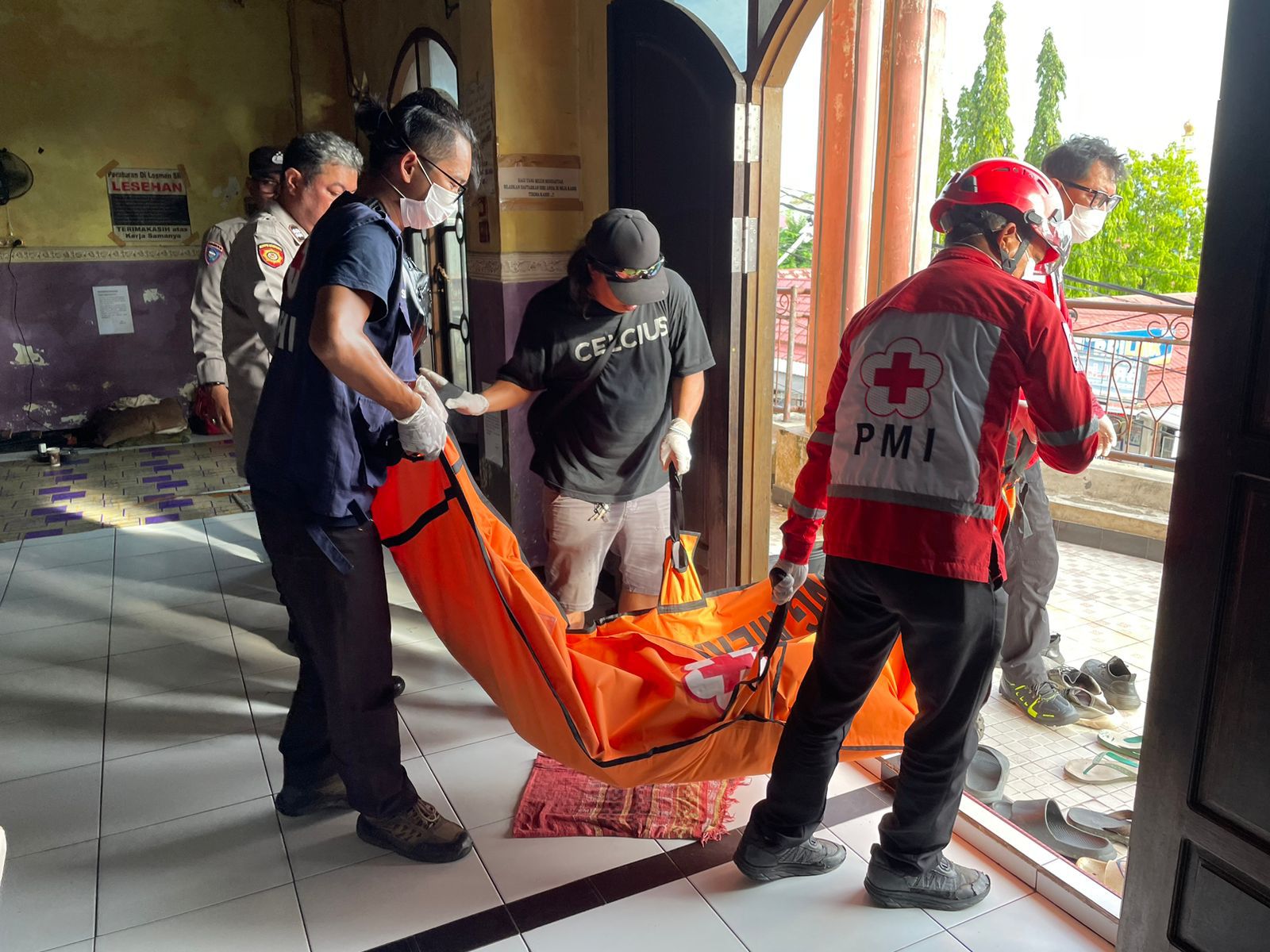 Evakuasi oleh petugas. PMI
