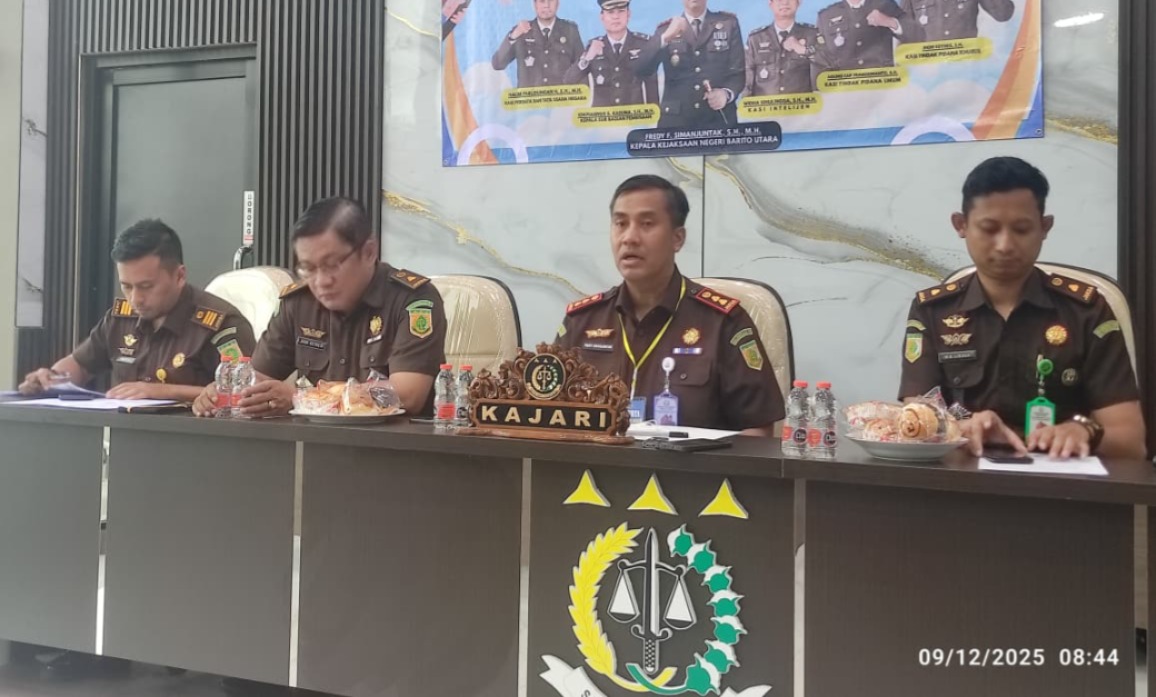 Kepala Kejari Barito Utara, Fredy Feronico Simanjuntak menyampaikan sejumlah capaian kinerja. RENO/KALTENG POS