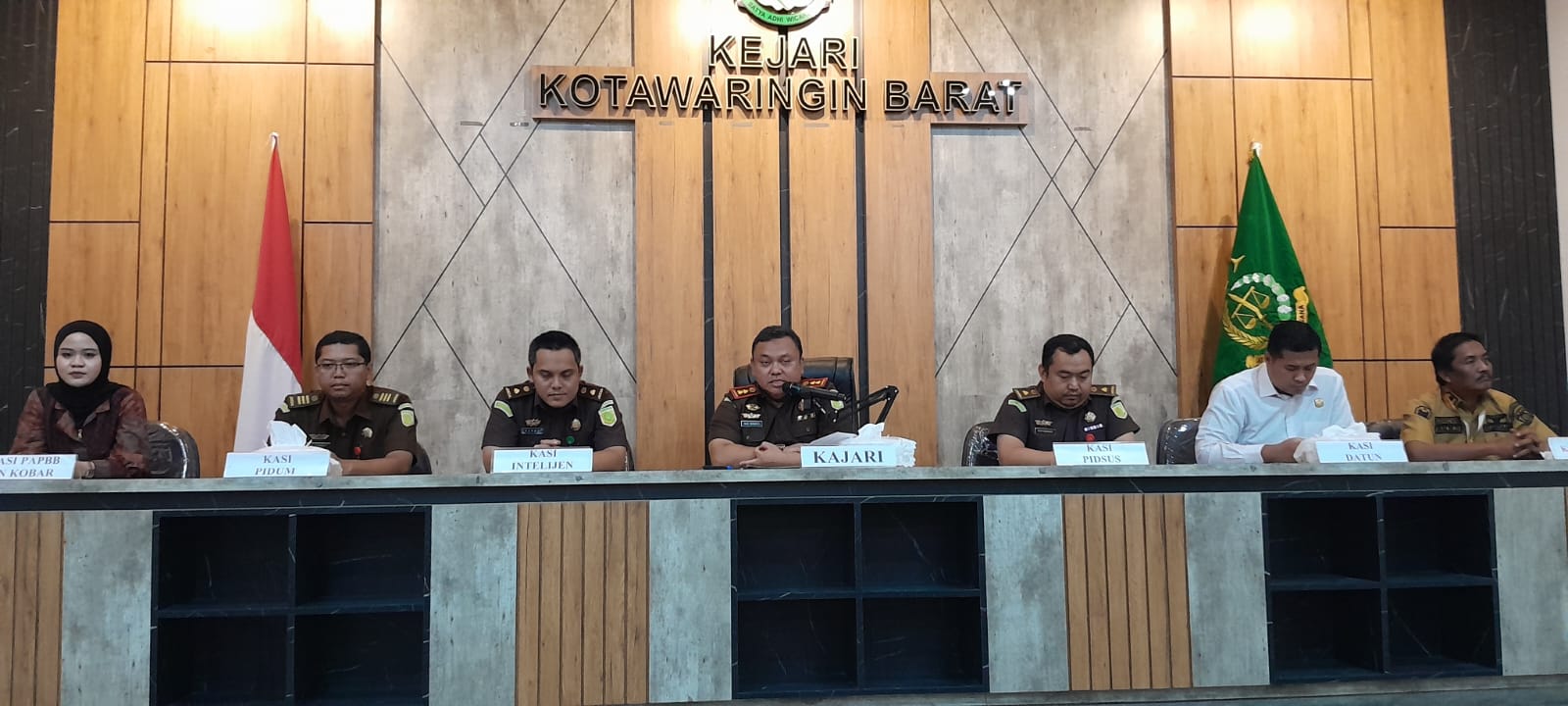 Kajari Kobar Nurwinardi bersama jajarannya ketika menggelar pres rilis.HUMAS