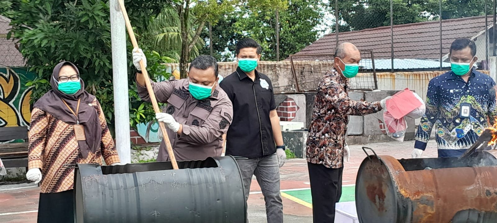 Pemusnahan barang bukti oleh Kejari Kobar.SONI/KALTENG POS