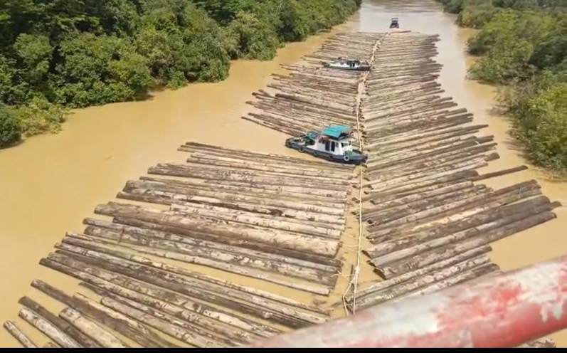 Rakit kayu melintas di Sungai Kapuas. SCREENSHOOT