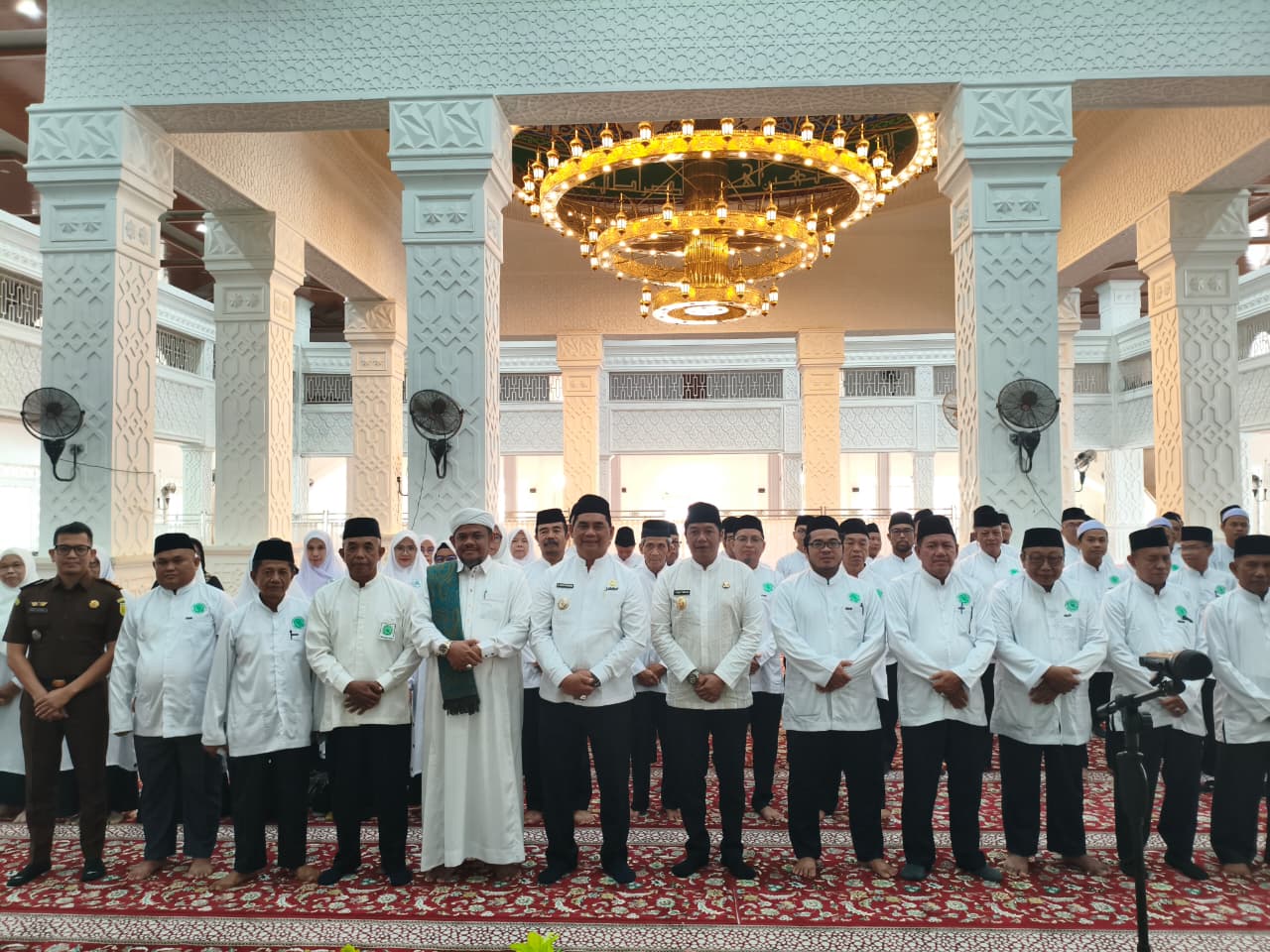 Bupati Shalahuddin dan Wakil Bupati Felix (tengah) bersama jajaran MUI. RENO SAPUTRA/KALTENG POS