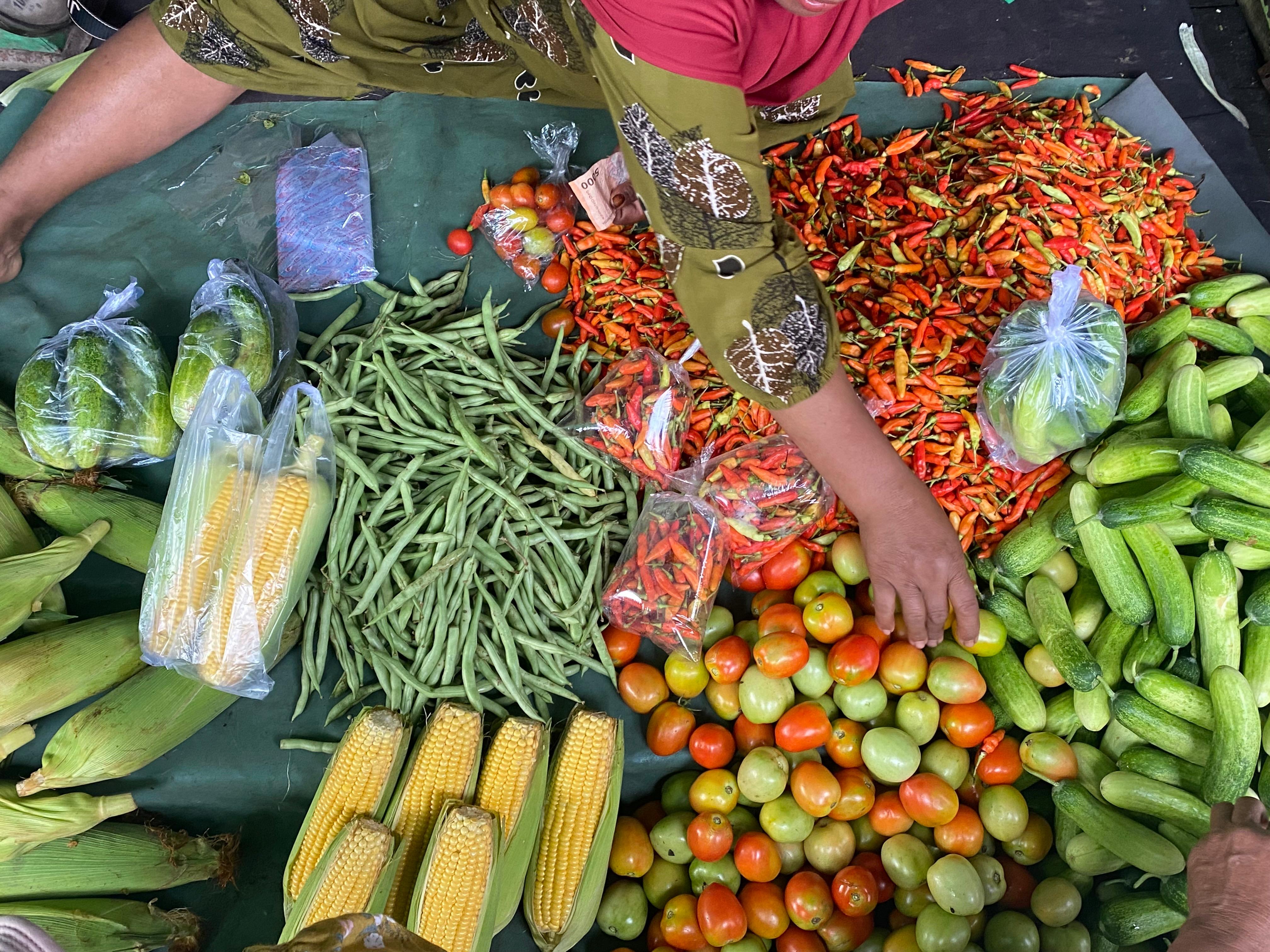 Pedagang sayur  dan bumbu dapur di Pasar Keramat.MIFTAH/KALTENG POS