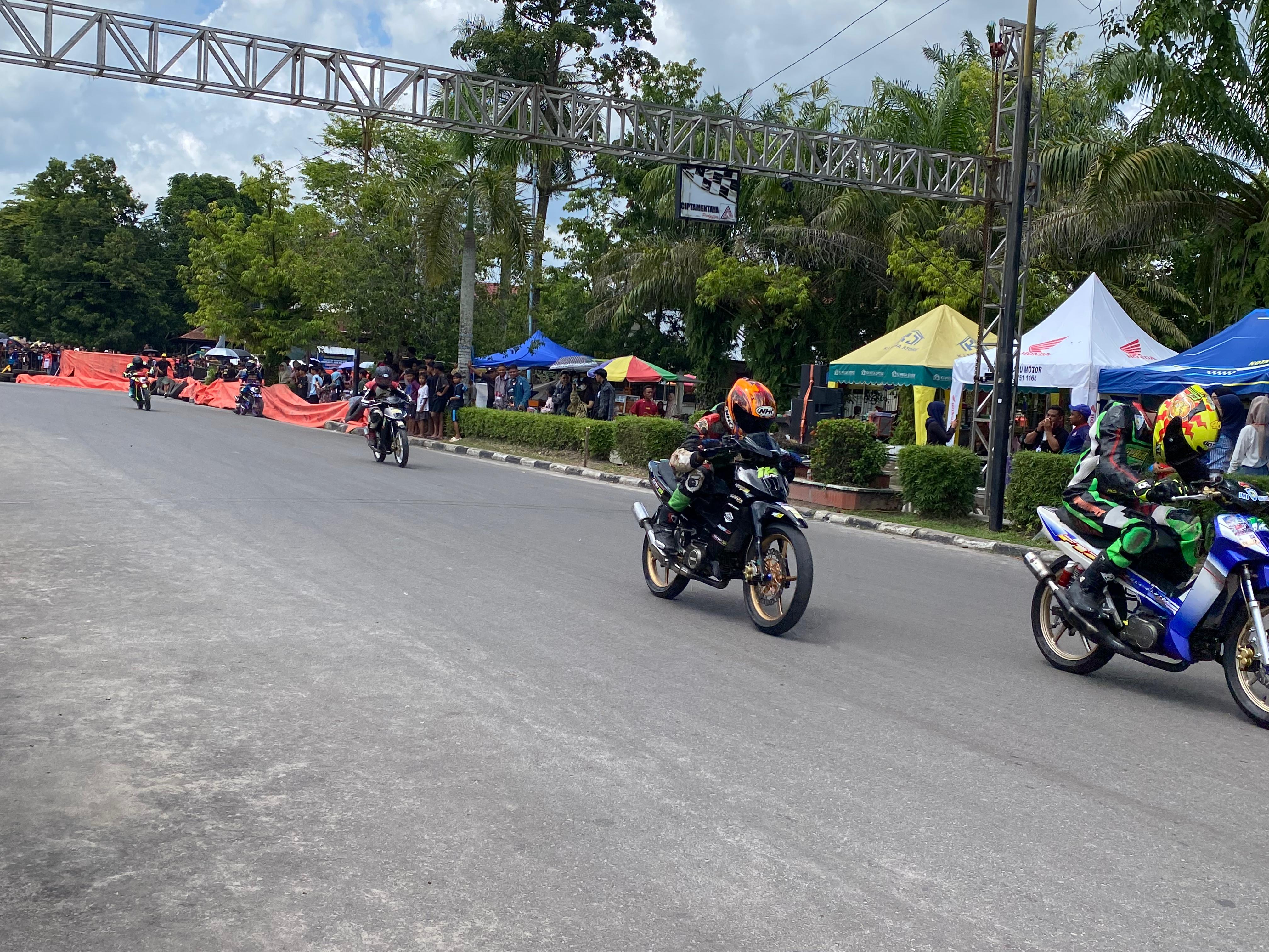 Aksi pembalap di babak penyisihan.MIFTAH/KALTENG POS