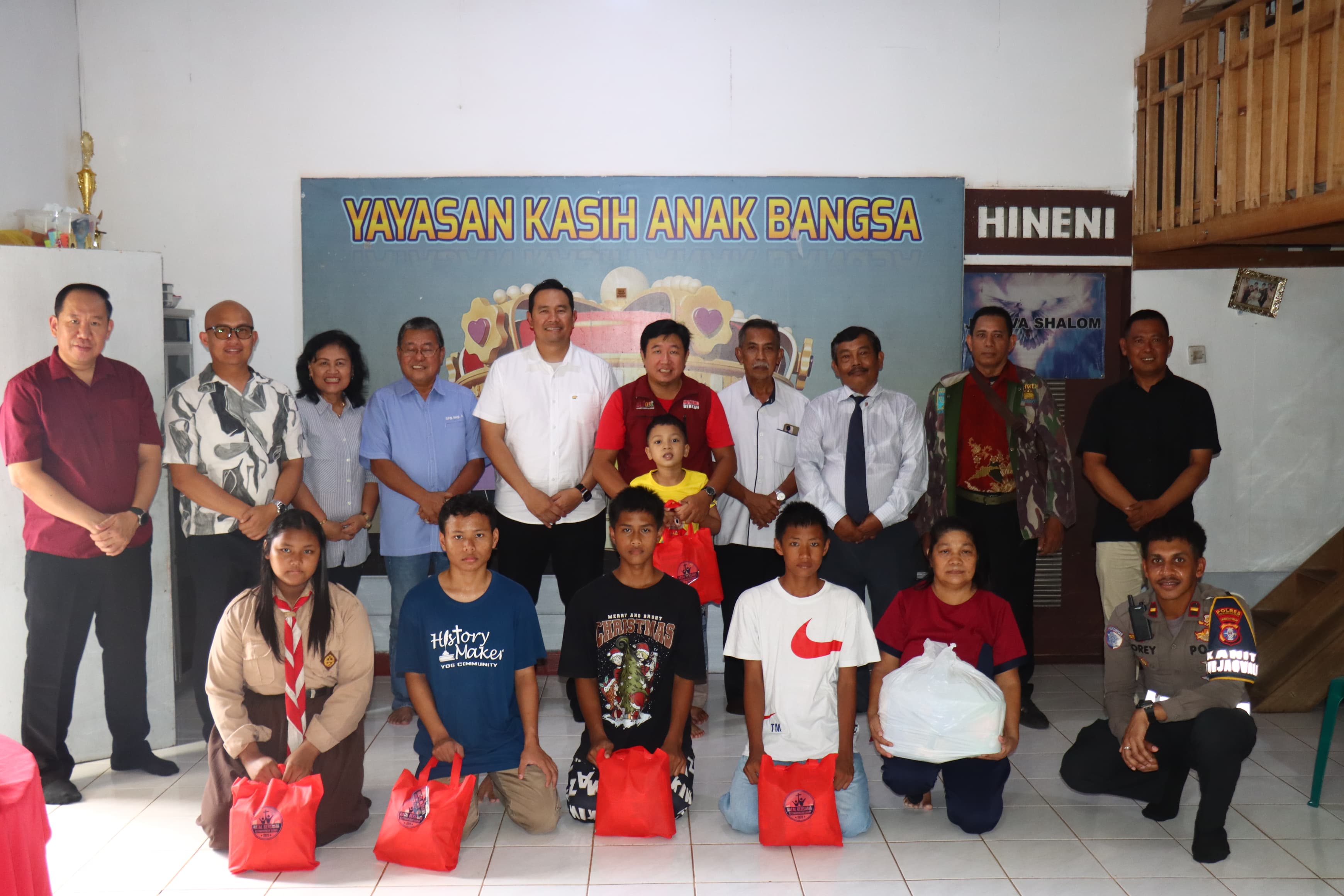 Kapolres Kobar AKBP Theodorus Priyo Santosa bersama panitia melakukan kunjungan dan safari natal di Yayasan Anak Bangsa, Sabtu (14/12/2025).
