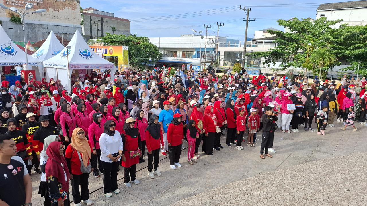 Jalan Sehat dan Bakti Sosial dalam rangka peringatan Hari Ibu.MIFTAH/KALTENG POS