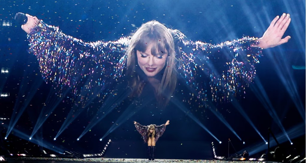 Taylor Swift di atas panggung selama tur Eras di Toronto, November 2024. THE GUARDIAN