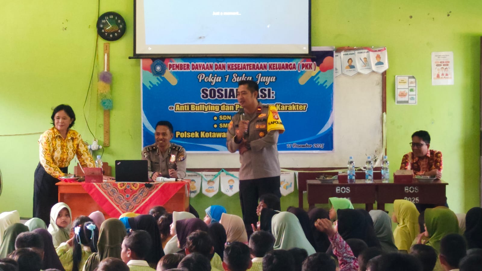 Kapolsek Kolam Ipda Fritson ketika melakukan sosialisasi anti bullying di sekolah.