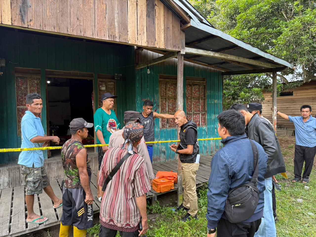 Anggota Polsek Banua Lima ketika melakukan olah TKP di lokasi kejadian korban gantung diri.