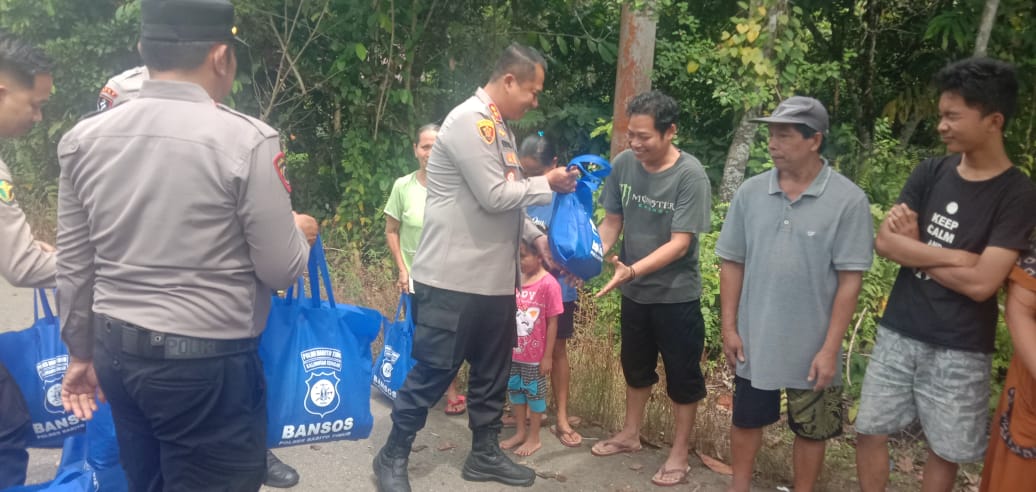 Kapolres Barito Timur AKBP Edi Santoso menyalurkan bantuan kepada korban banjir.HUMAS