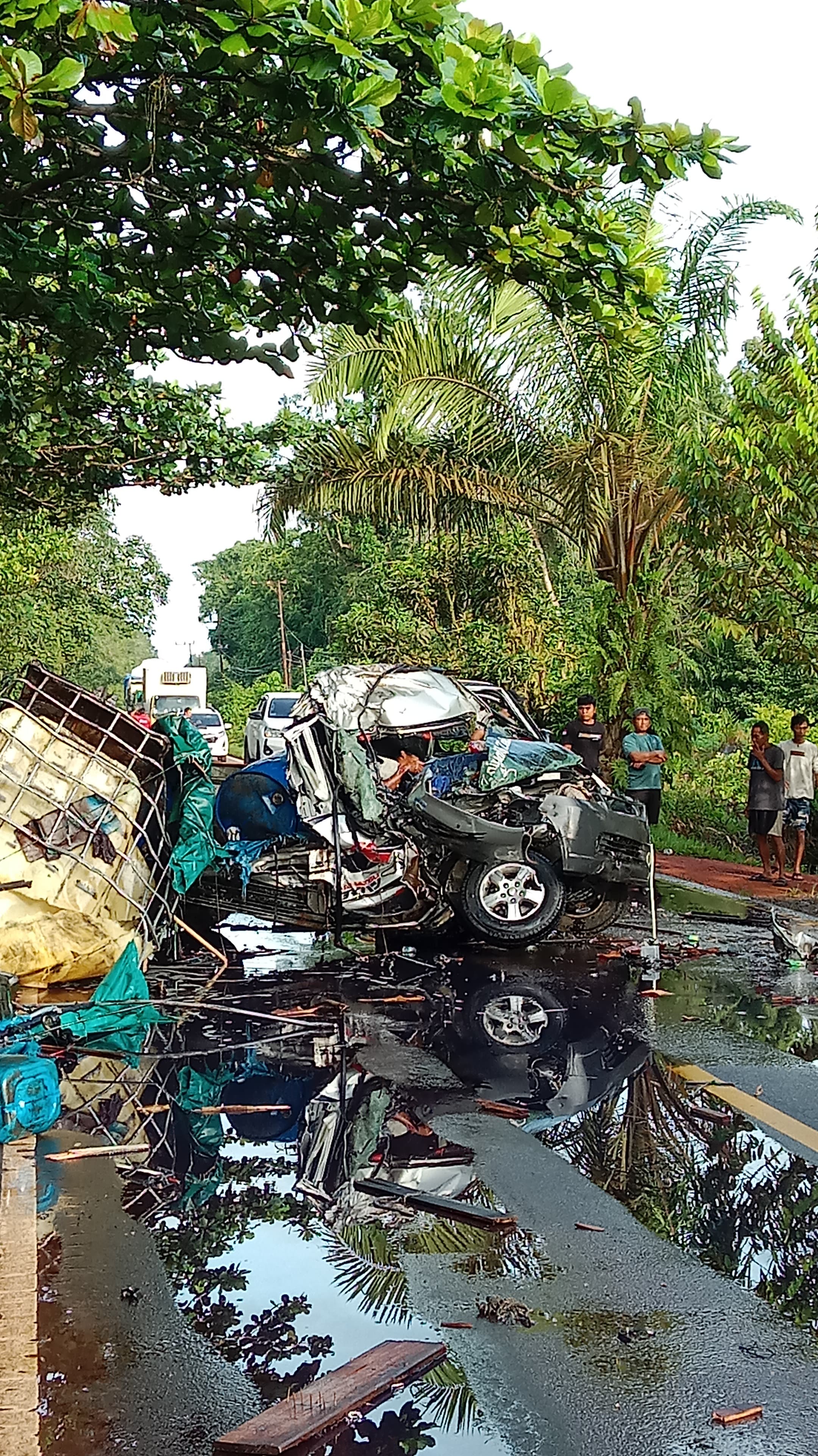 Kondisi kendaraan ringsek.WARGA