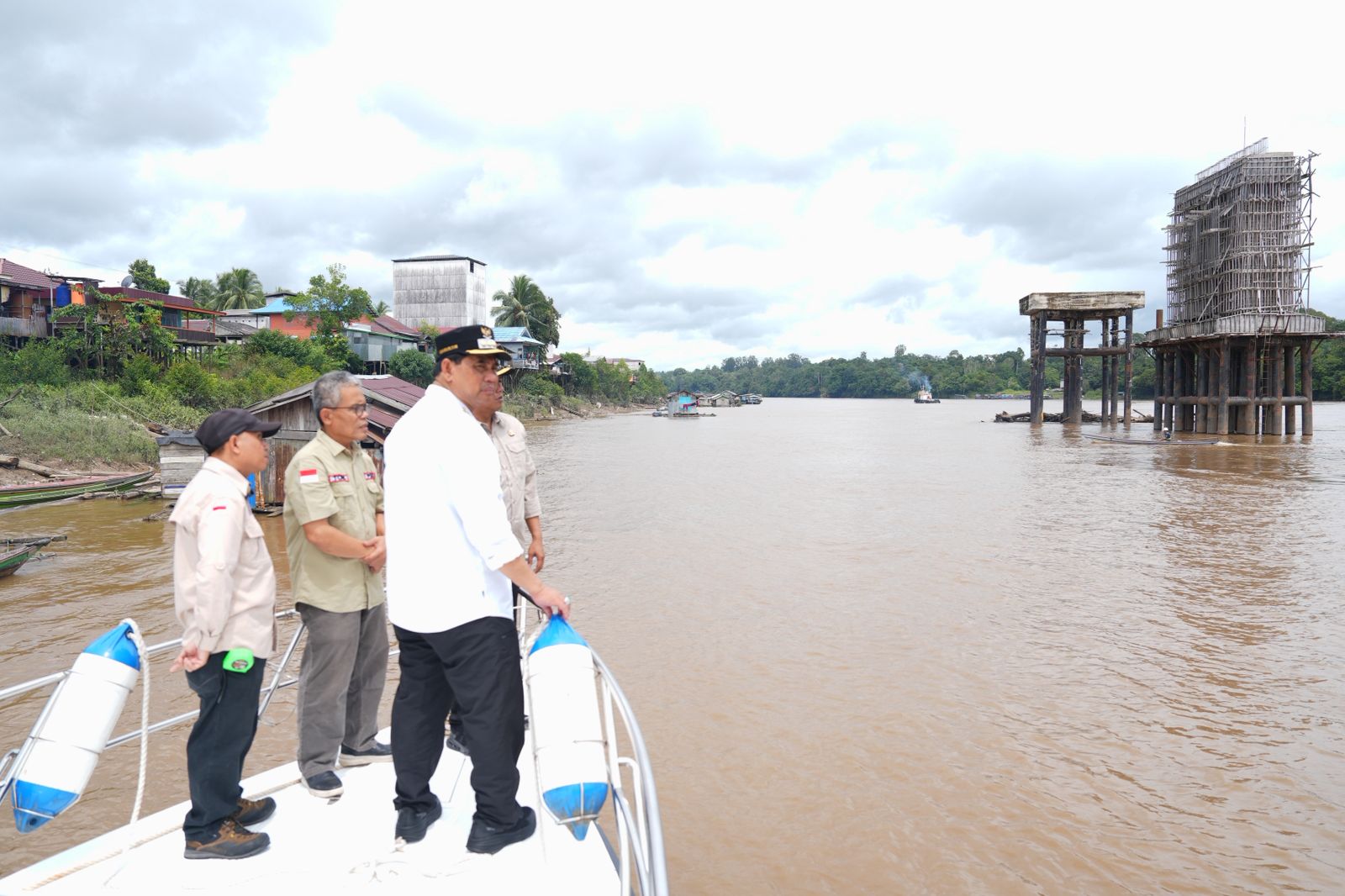 Bupati Batara H Shalahuddin didampingi Wakil Bupati Felix melakukan peninjauan proyek pembangunan. DISKOMINFOSANDI