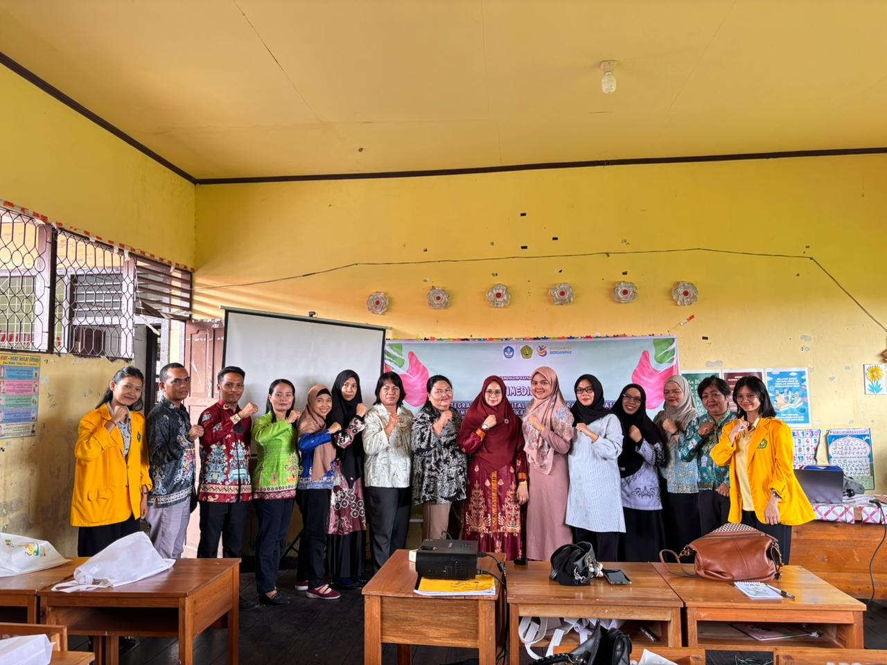 Tim Pengabdian, kepala sekolah dan seluruh Guru SDN 7 Pahandut sosialisai dan pelatihan IMEDISAIN.HUMAS